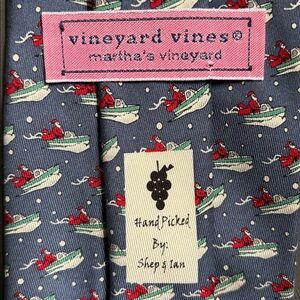 Santa on speedboat” pattern🤶
Vineyard Vines Tie